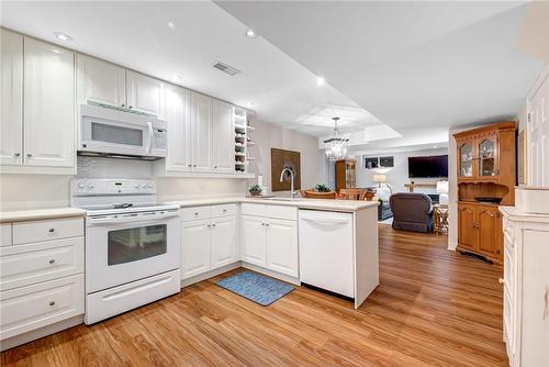 4291 Couples Crescent, Burlington, ON - Indoor Photo Showing Kitchen