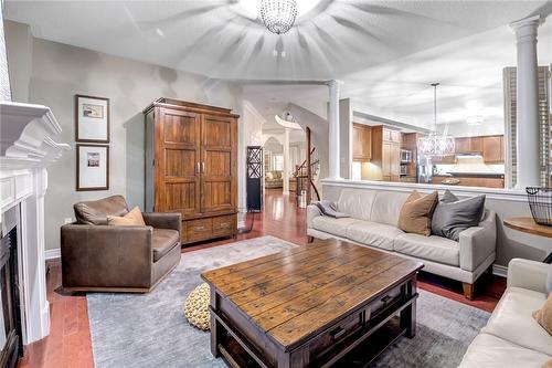 4291 Couples Crescent, Burlington, ON - Indoor Photo Showing Living Room