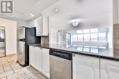 307 - 100 Bronte Road, Oakville, ON - Indoor Photo Showing Kitchen