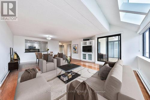 307 - 100 Bronte Road, Oakville, ON - Indoor Photo Showing Living Room