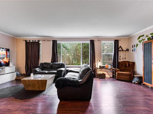 1611 Shawnigan-Mill Bay Rd, Shawnigan Lake, BC - Indoor Photo Showing Living Room