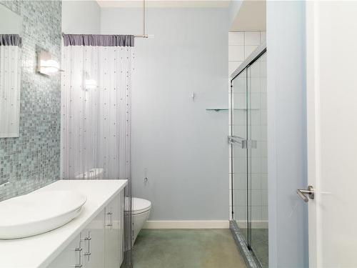 6088 Genoa Bay Rd, Duncan, BC - Indoor Photo Showing Bathroom