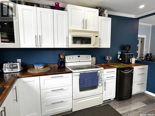 1461 104Th Street, North Battleford, SK - Indoor Photo Showing Kitchen