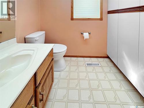 136 6Th Avenue Se, Swift Current, SK - Indoor Photo Showing Bathroom