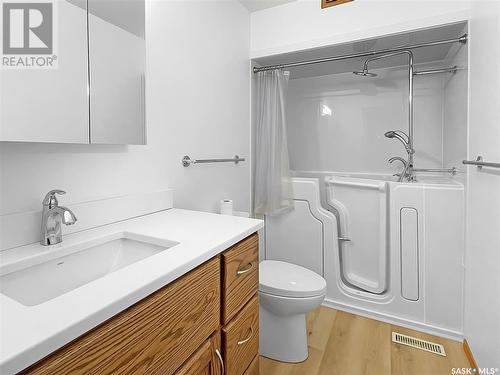 136 6Th Avenue Se, Swift Current, SK - Indoor Photo Showing Bathroom