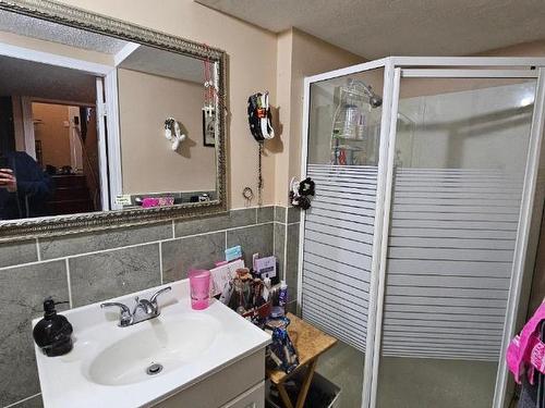 1326 Ottawa Place, Kamloops, BC - Indoor Photo Showing Bathroom