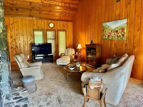 8035 Greendale Rd, Lake Cowichan, BC - Indoor Photo Showing Living Room