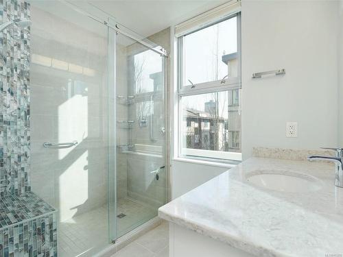 214-225 Menzies St, Victoria, BC - Indoor Photo Showing Bathroom