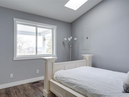 1301 Lewis Road, Kelowna, BC - Indoor Photo Showing Bedroom