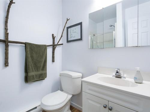 1301 Lewis Road, Kelowna, BC - Indoor Photo Showing Bathroom