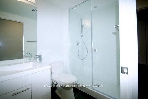 618-199 Richmond St W, Toronto, ON - Indoor Photo Showing Bathroom