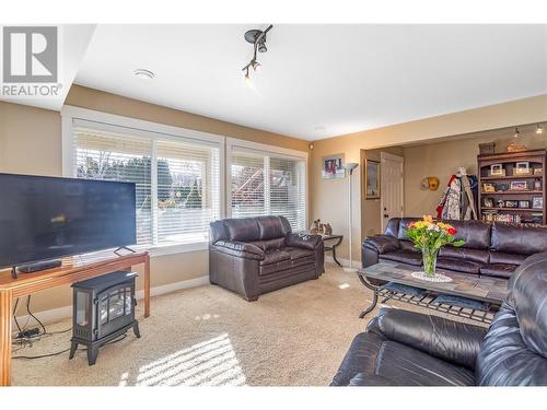 2553 Sunny Lake Court, Lake Country, BC - Indoor Photo Showing Living Room
