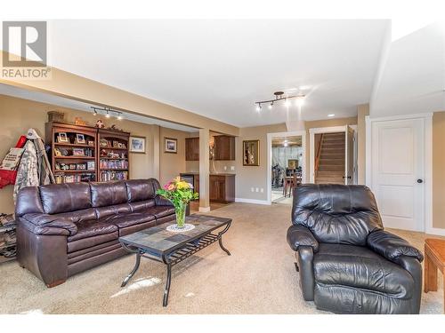 2553 Sunny Lake Court, Lake Country, BC - Indoor Photo Showing Living Room