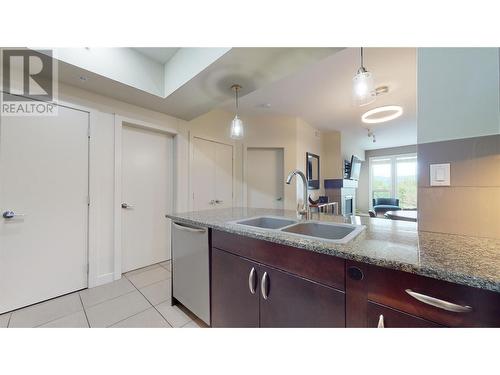 7343 Okanagan Landing Road Unit# 1233, Vernon, BC - Indoor Photo Showing Kitchen With Double Sink