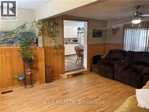 981 James St, Mattawa, ON - Indoor Photo Showing Living Room
