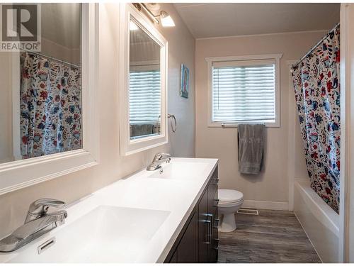 2258 Big Eddy Road, Revelstoke, BC - Indoor Photo Showing Bathroom