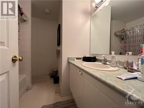 95 Hemlo Crescent, Ottawa, ON - Indoor Photo Showing Bathroom