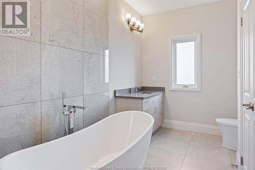 4 Woodland, Kingsville, ON - Indoor Photo Showing Bathroom