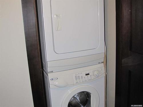 222D-1175 Resort Dr, Parksville, BC - Indoor Photo Showing Laundry Room