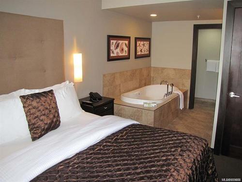 222D-1175 Resort Dr, Parksville, BC - Indoor Photo Showing Bedroom