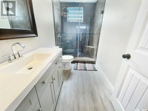 206 Clinton Place, Swift Current, SK - Indoor Photo Showing Bathroom