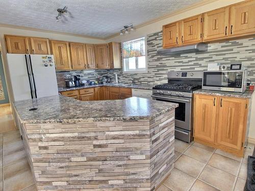 Cuisine - 285 5E-Et-6E-Rang E., Saint-Félix-De-Dalquier, QC - Indoor Photo Showing Kitchen