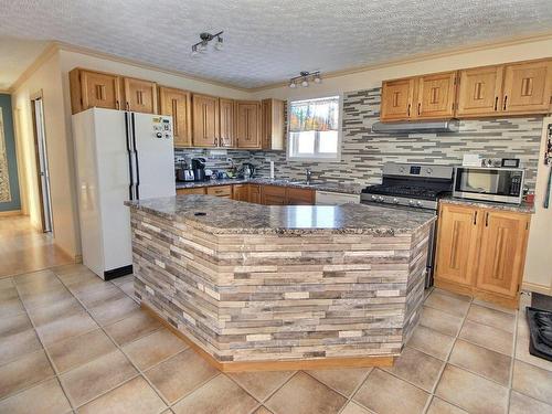 Cuisine - 285 5E-Et-6E-Rang E., Saint-Félix-De-Dalquier, QC - Indoor Photo Showing Kitchen