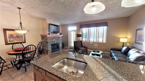 415 G - 400 Bighorn Boulevard, Radium Hot Springs, BC - Indoor Photo Showing Living Room With Fireplace