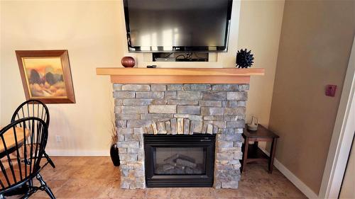415 G - 400 Bighorn Boulevard, Radium Hot Springs, BC - Indoor Photo Showing Living Room With Fireplace
