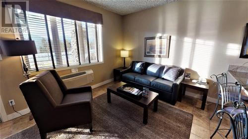 400 Bighorn  Boulevard Unit# 415 G, Radium Hot Springs, BC - Indoor Photo Showing Living Room