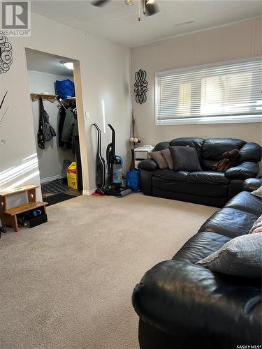 820 Park Avenue, Weyburn, SK - Indoor Photo Showing Living Room