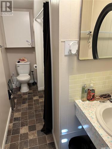 820 Park Avenue, Weyburn, SK - Indoor Photo Showing Bathroom