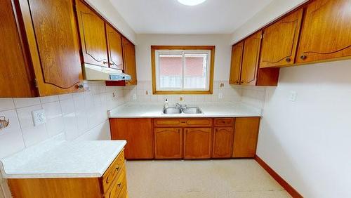25 Parklands Drive, Hamilton, ON - Indoor Photo Showing Kitchen With Double Sink