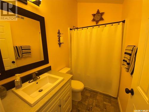 300 3Rd Avenue W, Flaxcombe, SK - Indoor Photo Showing Bathroom