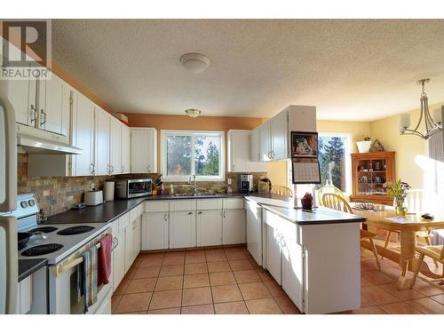 1532 Carmi Avenue, Penticton, BC - Indoor Photo Showing Kitchen With Double Sink