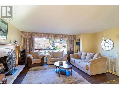 1532 Carmi Avenue, Penticton, BC - Indoor Photo Showing Living Room