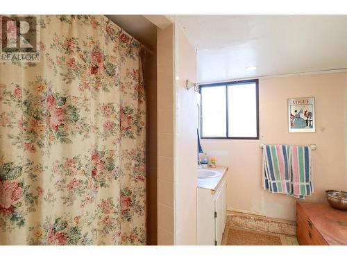 1532 Carmi Avenue, Penticton, BC - Indoor Photo Showing Bathroom