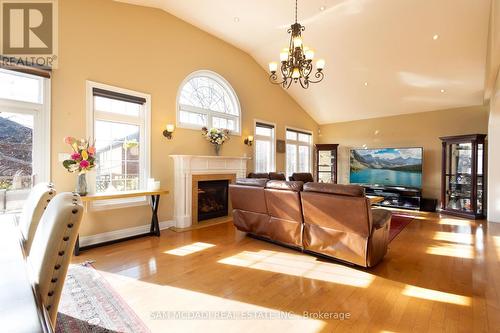 6844 Golden Hills Way, Mississauga, ON - Indoor Photo Showing Living Room With Fireplace
