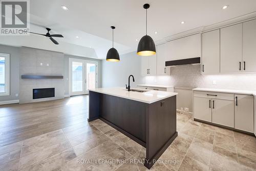 464 Old Course Trail, Welland, ON - Indoor Photo Showing Kitchen With Upgraded Kitchen