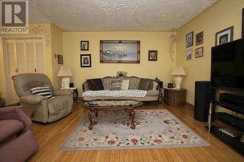 850 Wallace Ter, Sault Ste. Marie, ON - Indoor Photo Showing Living Room