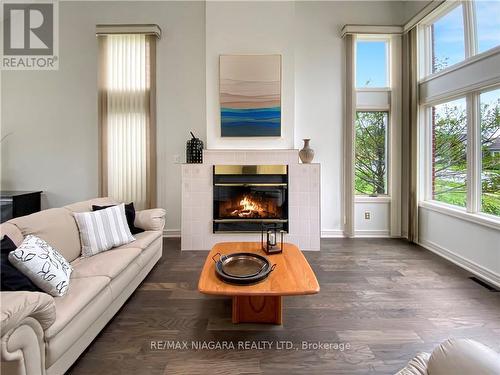 995 Concession Rd, Fort Erie, ON - Indoor Photo Showing Living Room With Fireplace