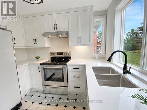 995 Concession Road, Fort Erie, ON - Indoor Photo Showing Kitchen With Double Sink With Upgraded Kitchen