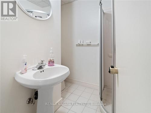 995 Concession Rd, Fort Erie, ON - Indoor Photo Showing Bathroom