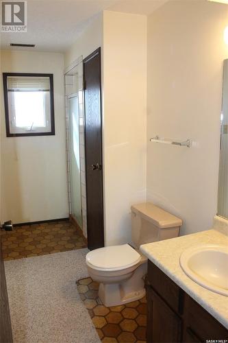 665 9Th Street W, Shaunavon, SK - Indoor Photo Showing Bathroom