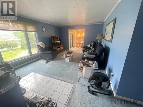 974263 Highway 567, North Cobalt, ON - Indoor Photo Showing Living Room