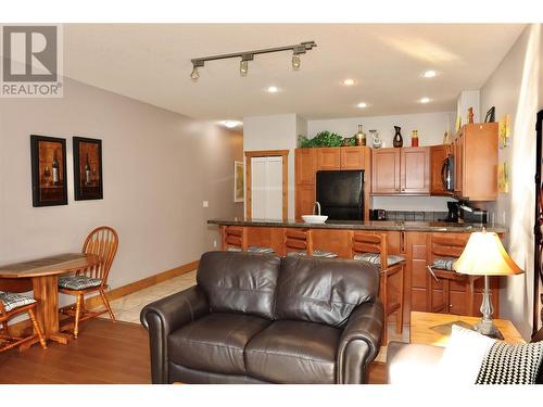 5401 Lakeshore Drive Unit# 205, Osoyoos, BC - Indoor Photo Showing Living Room