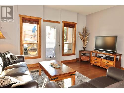 5401 Lakeshore Drive Unit# 205, Osoyoos, BC - Indoor Photo Showing Living Room