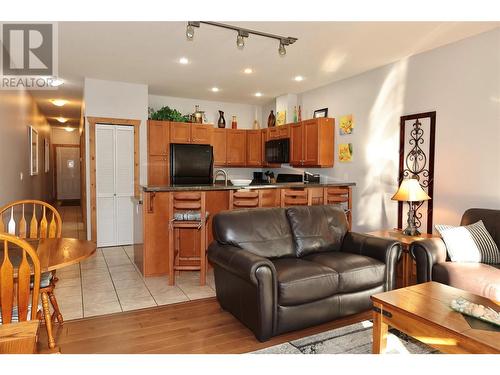 5401 Lakeshore Drive Unit# 205, Osoyoos, BC - Indoor Photo Showing Living Room