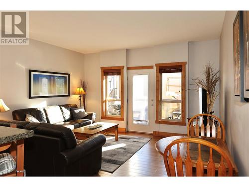 5401 Lakeshore Drive Unit# 205, Osoyoos, BC - Indoor Photo Showing Living Room