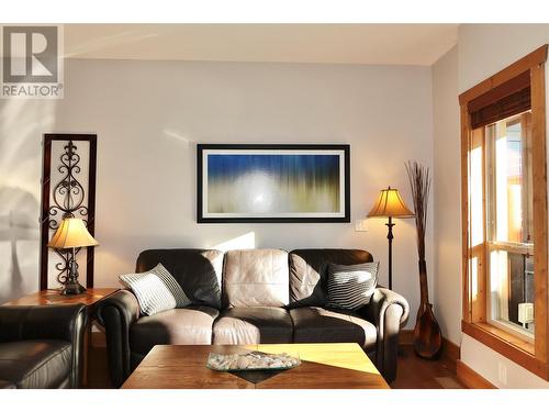 5401 Lakeshore Drive Unit# 205, Osoyoos, BC - Indoor Photo Showing Living Room